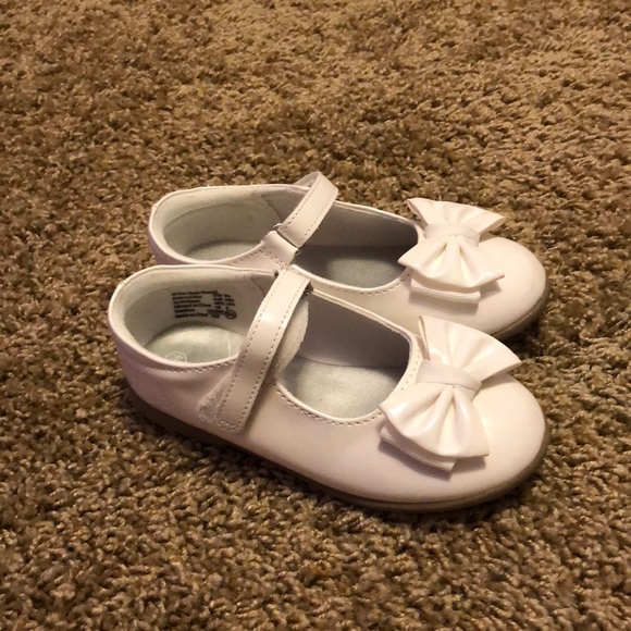 Toddler Smart Fit Bow Shoes with strap. - Picture 1 of 5